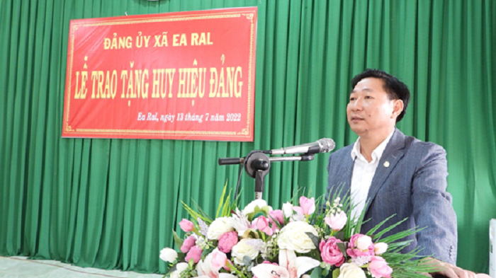 Dang uy xa Ea Ral trao huy hieu 40 nam tuoi dang 2